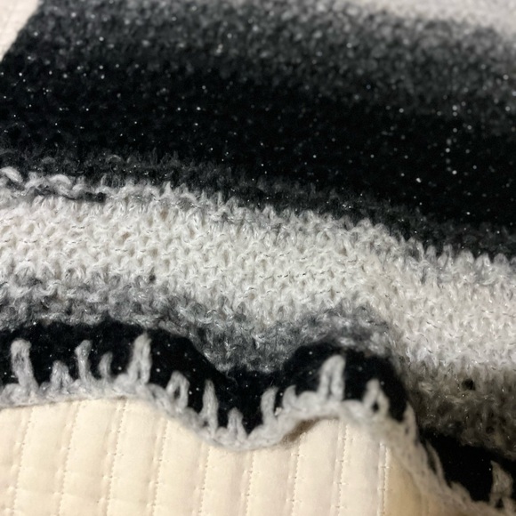 Elegant Black and Gray Knit Scarf small pull see pic - Picture 2 of 5